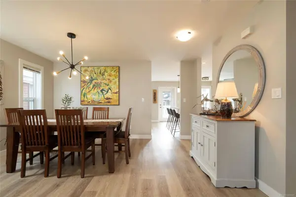 560 Heatherdale LN, Saanich, BC V8Z 0A4