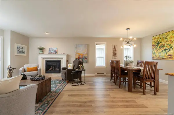 560 Heatherdale LN, Saanich, BC V8Z 0A4