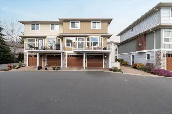 560 Heatherdale LN, Saanich, BC V8Z 0A4