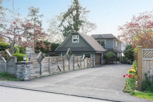 10646 Madrona Dr, North Saanich, BC V8L 5L8