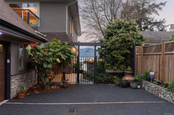 10646 Madrona Dr, North Saanich, BC V8L 5L8
