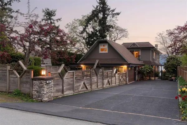 10646 Madrona Dr, North Saanich, BC V8L 5L8