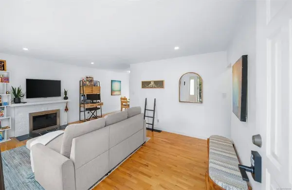 558 Kenneth St, Saanich, BC V8Z 2B7