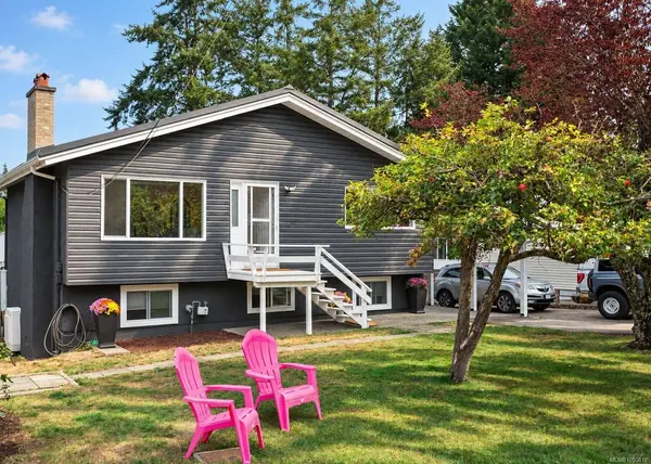 558 Kenneth St, Saanich, BC V8Z 2B7