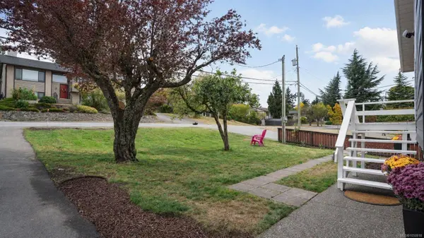 558 Kenneth St, Saanich, BC V8Z 2B7