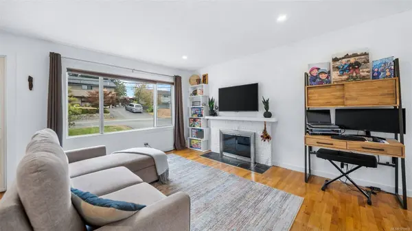 558 Kenneth St, Saanich, BC V8Z 2B7