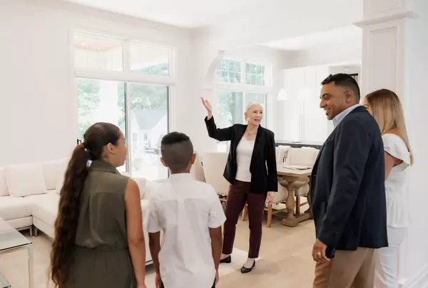 Advisor marketing and showing a home