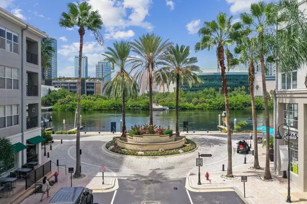 What marketing strategies should a luxury listing agent use in Harbour Island to reach the right buyers?