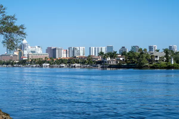 How to Choose the Best Luxury Waterfront Home in Davis Islands vs Harbour Island (Tampa)