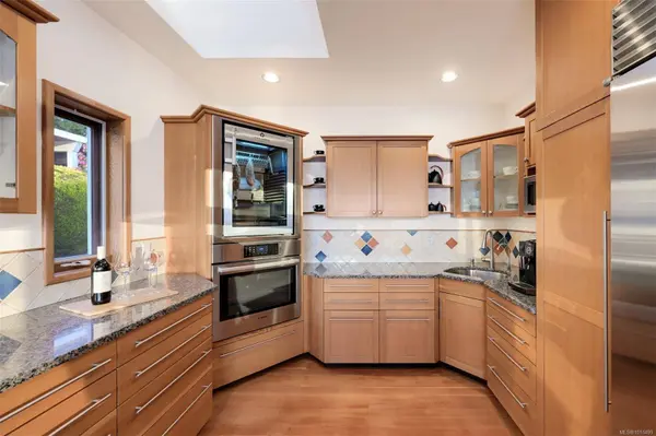 4971 Cordova Bay Rd, Saanich, BC V8Y 2K1