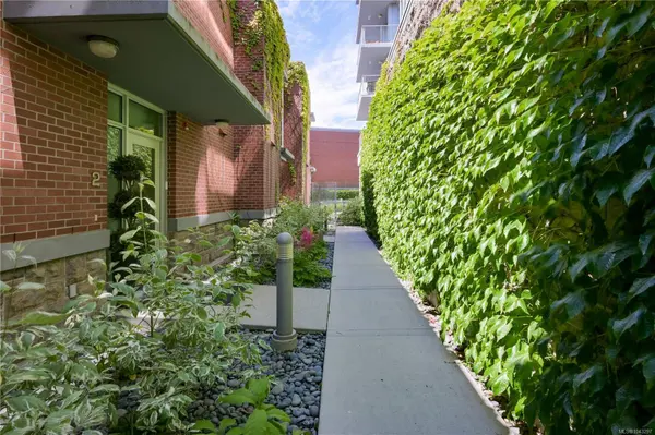 100 Saghalie Rd ##TH1, Victoria, BC V9A 0A1