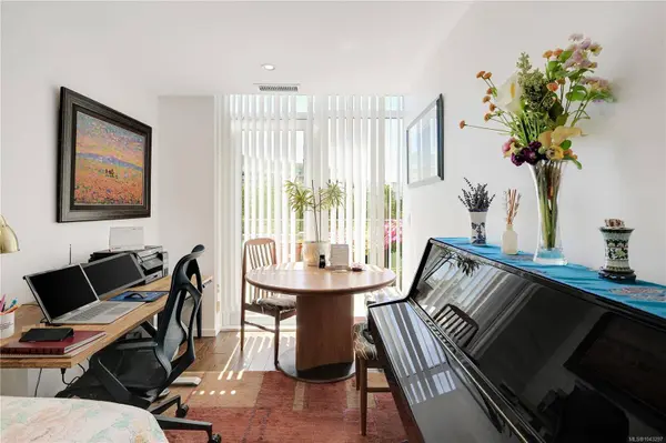 100 Saghalie Rd ##TH1, Victoria, BC V9A 0A1