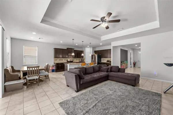 2212 LANDSIDE DR, Valrico, FL 33594