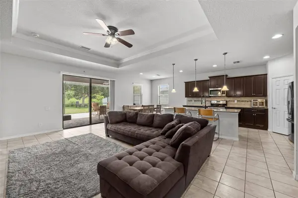 2212 LANDSIDE DR, Valrico, FL 33594