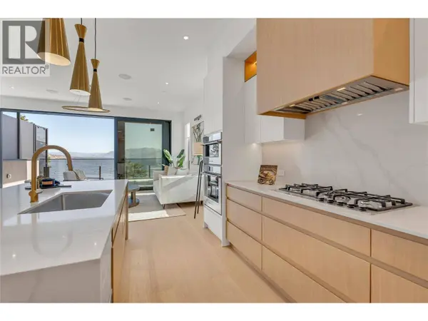 602 Lakeshore DR #401, Penticton, BC V2A1B9