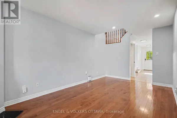 29 WOODBURY CRESCENT, Ottawa, ON K1G5C9