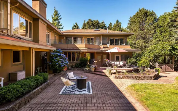 2895 Lansdowne Rd, Oak Bay, BC V8R 3P8