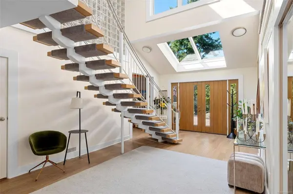 2895 Lansdowne Rd, Oak Bay, BC V8R 3P8