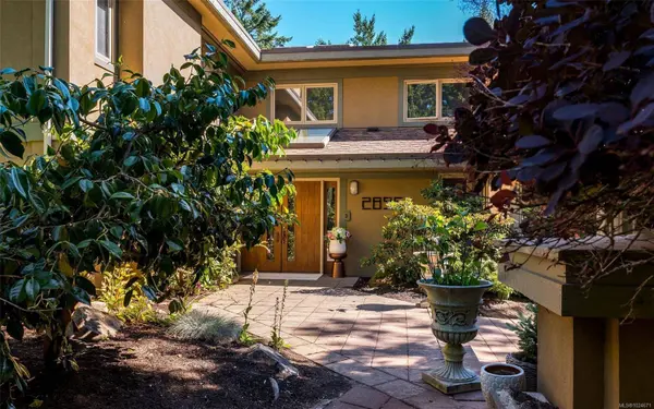 2895 Lansdowne Rd, Oak Bay, BC V8R 3P8