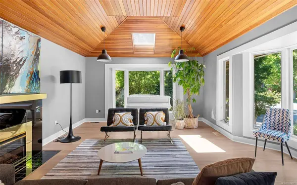 2895 Lansdowne Rd, Oak Bay, BC V8R 3P8