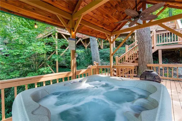 55 River Bend LN, Blue Ridge, GA 30513