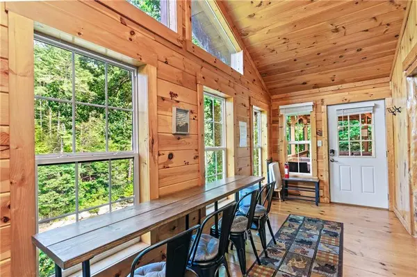 55 River Bend LN, Blue Ridge, GA 30513