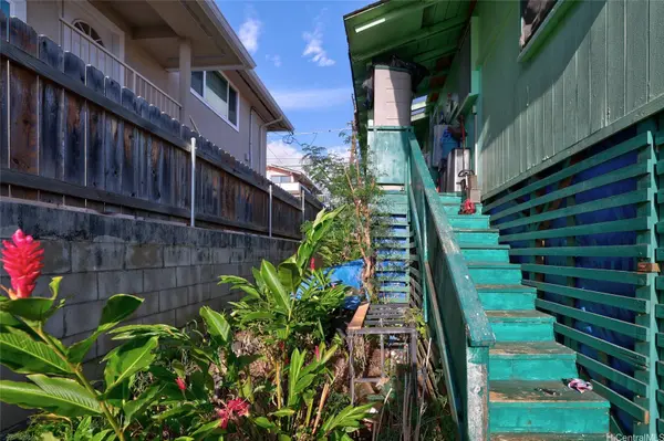 911 Luka ST, Honolulu, HI 96817