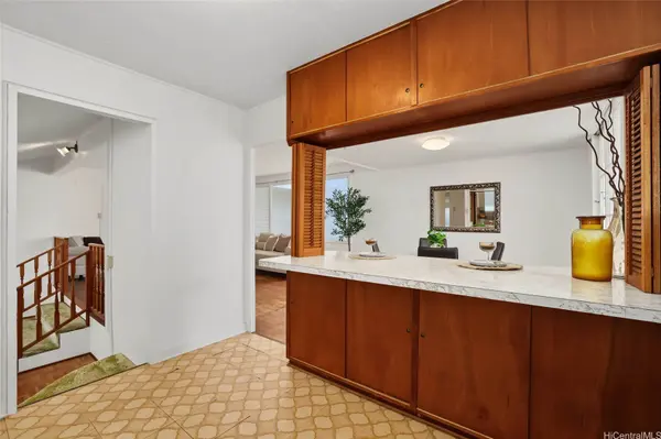 860 Hind Iuka DR, Honolulu, HI 96821
