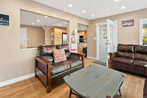 975 Meadowview Pl, Saanich, BC V8Z 7E2