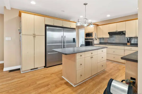 975 Meadowview Pl, Saanich, BC V8Z 7E2