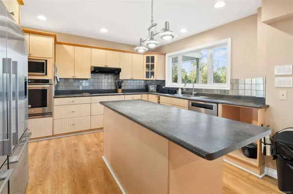 975 Meadowview Pl, Saanich, BC V8Z 7E2