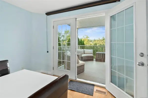 975 Meadowview Pl, Saanich, BC V8Z 7E2