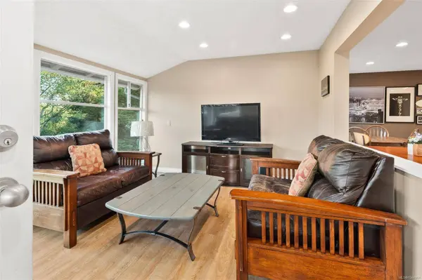 975 Meadowview Pl, Saanich, BC V8Z 7E2