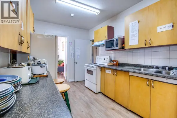 730 Bernard Avenue, Kelowna, BC V1Y6P5