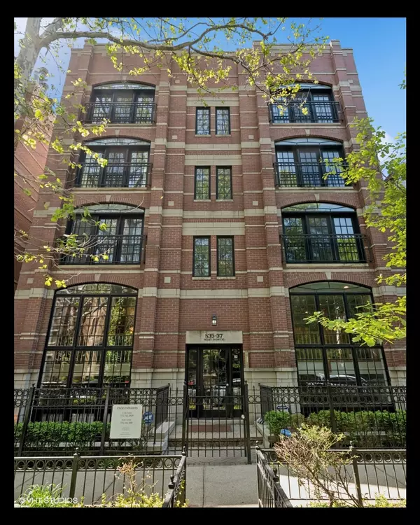 Where East Lakeview Shines: Inside a Rare 4-Bedroom Duplex on Roscoe