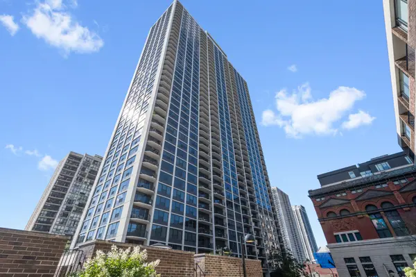 A Corner Above Three Neighborhoods: At the Seam of Old Town, Gold Coast and Lincoln Park