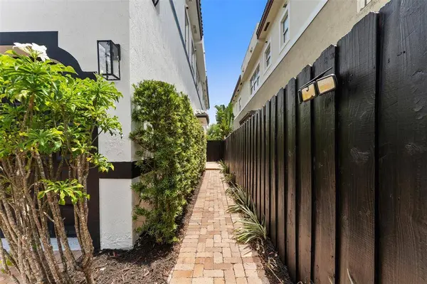 610 SW 10th St #610, Fort Lauderdale, FL 33315