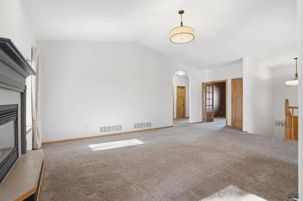 6533 Muirfield Dr, Rapid City, SD 57702