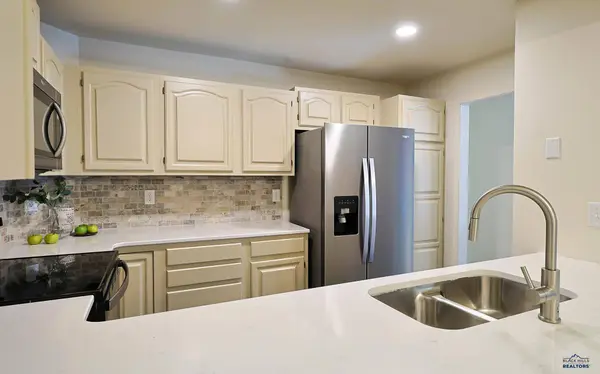 3952 Fairway Hills Dr, Rapid City, SD 57702