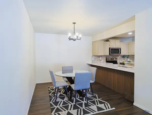 3952 Fairway Hills Dr, Rapid City, SD 57702