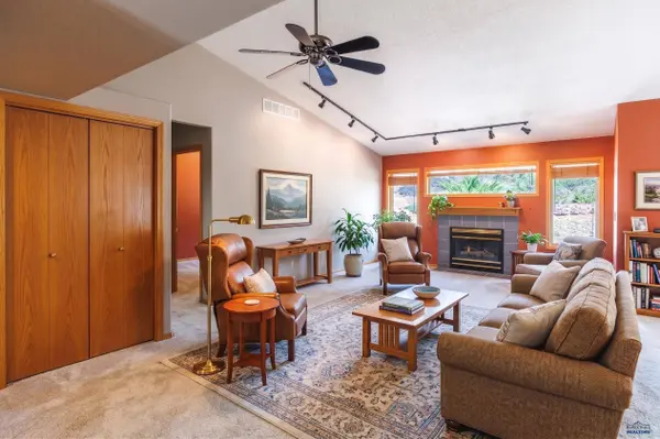 1212 Mountain Springs Ln, Rapid City, SD 57702
