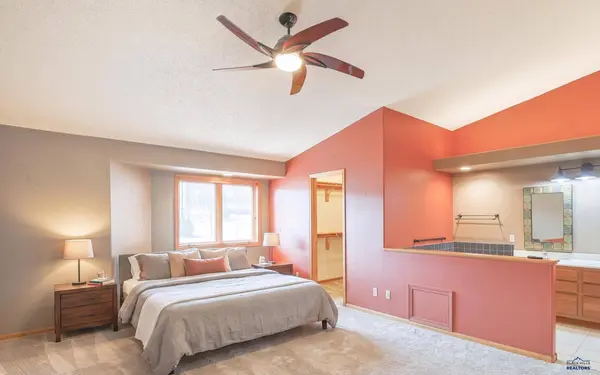 1212 Mountain Springs Ln, Rapid City, SD 57702