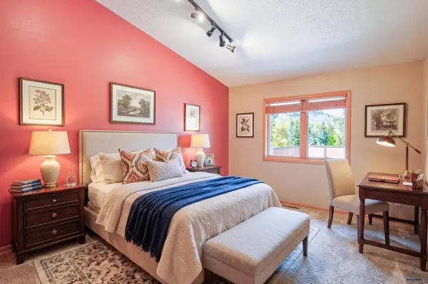1212 Mountain Springs Ln, Rapid City, SD 57702