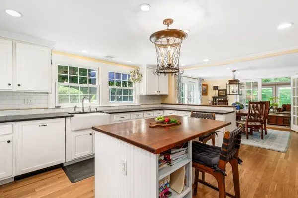10 Burhnam Road, Wenham, MA 01984
