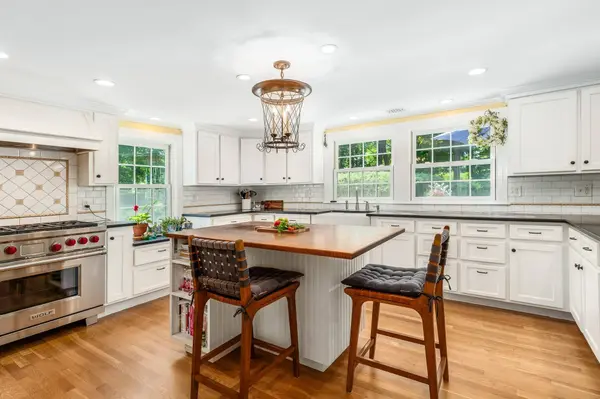 10 Burhnam Road, Wenham, MA 01984