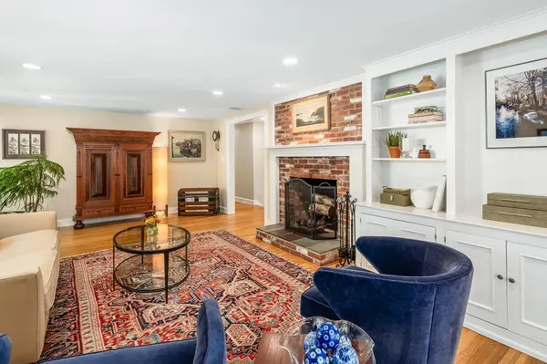 10 Burhnam Road, Wenham, MA 01984