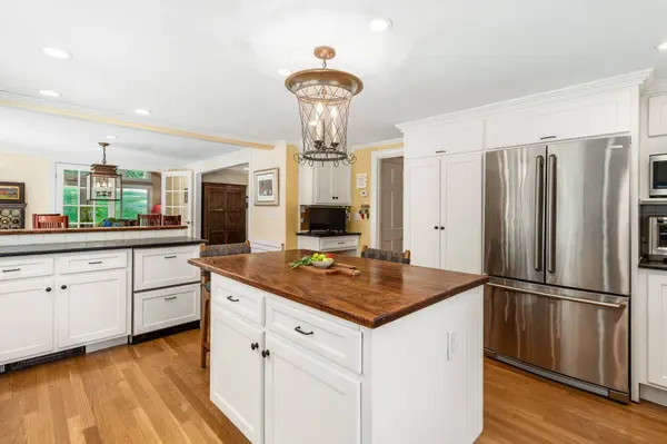 10 Burhnam Road, Wenham, MA 01984
