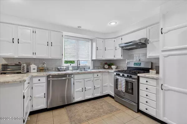 14 Grounds Place, Colonie, NY 12205