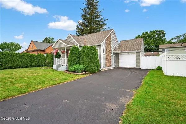 14 Grounds Place, Colonie, NY 12205