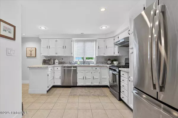 14 Grounds Place, Colonie, NY 12205